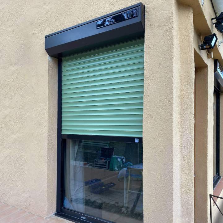 Installation et réparation de tous types de volets roulants.